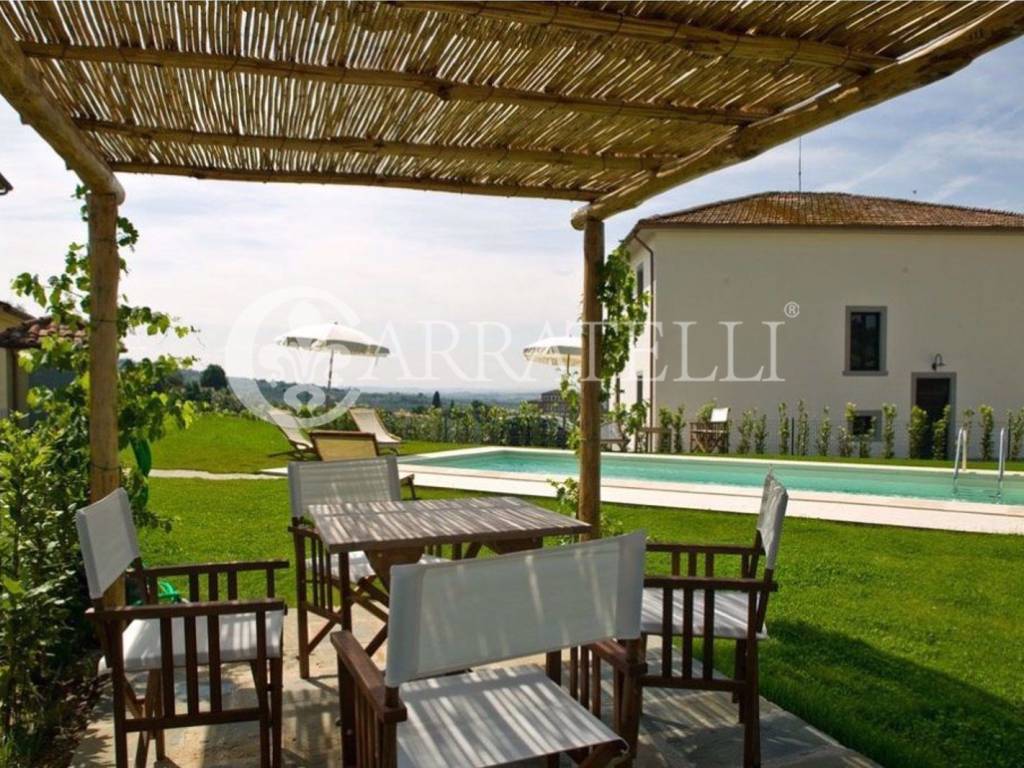 Borgo con giardino e piscine sulle colline Toscane