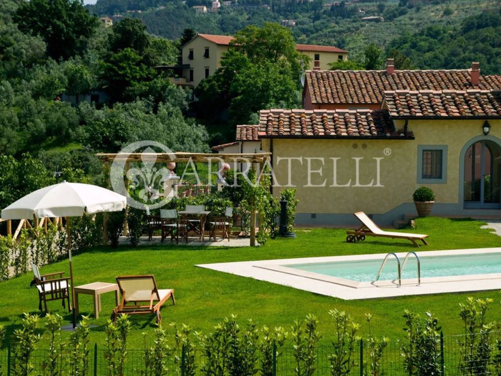 Borgo con giardino e piscine sulle colline Toscane