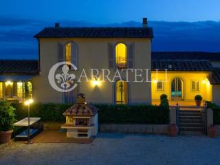 Borgo con giardino e piscine sulle colline Toscane