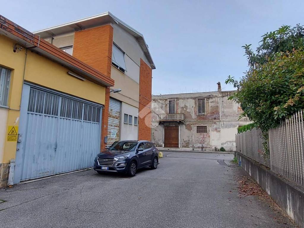 Capannone via luigi settembrini 6, sacconago, busto arsizio