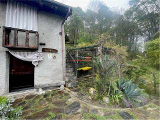 esterno baita con giardino