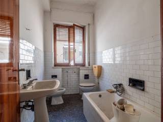 Bagno finestrato con vasca