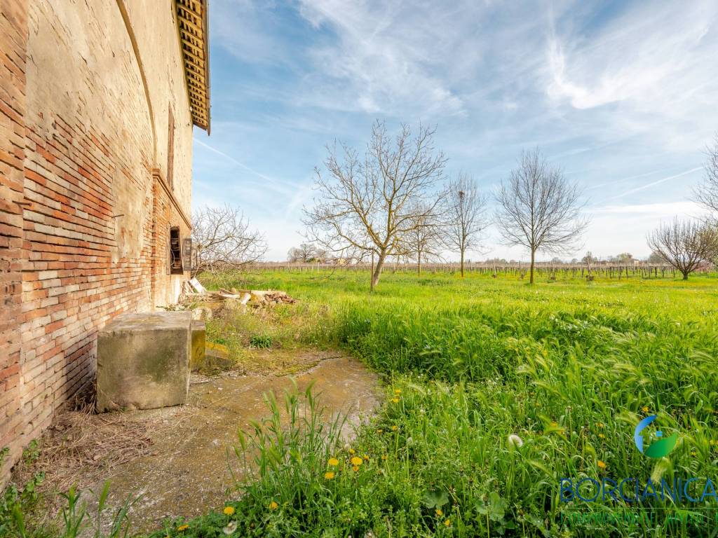 LOTTO EDIFICABILE CON TRE RUSTICI