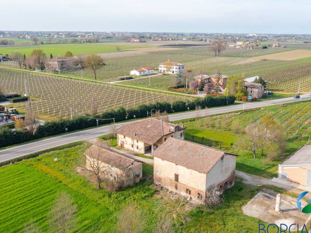 VEDUTA AEREA TRE RUSTICI DA RISTRUTTURARE