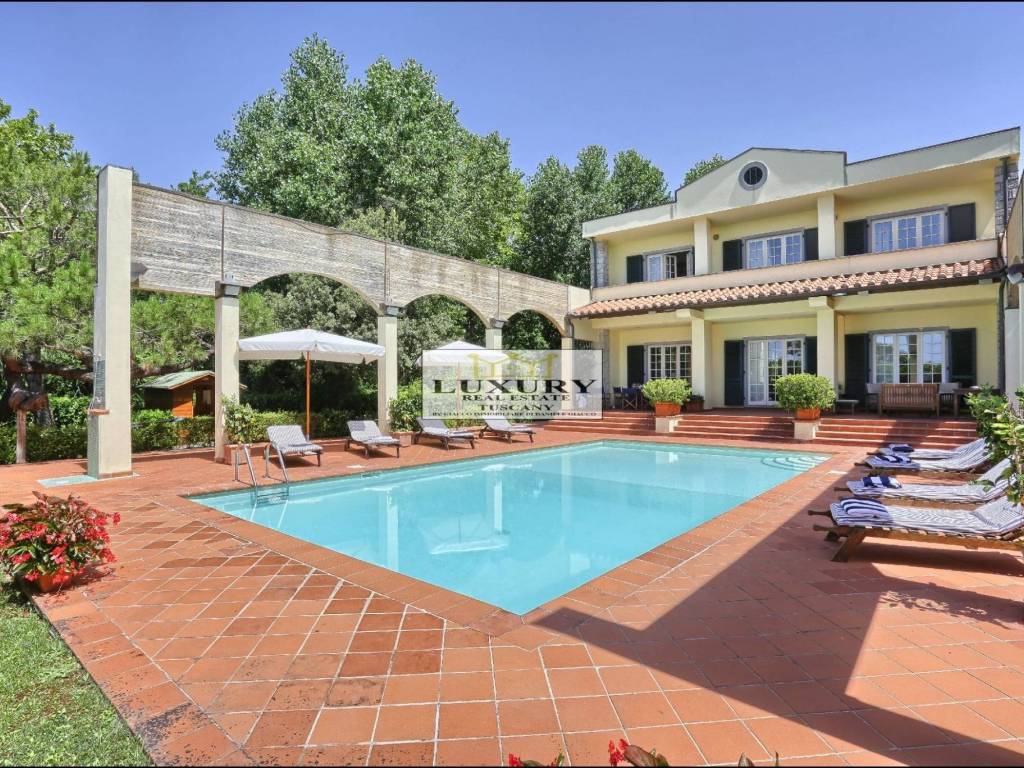 Villa con piscina e giardino