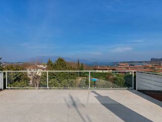 TERRAZZO CON VISTA LAGO