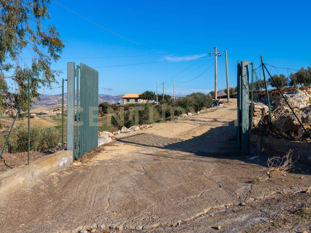 Casa con terreno Catenanuova (8).jpg