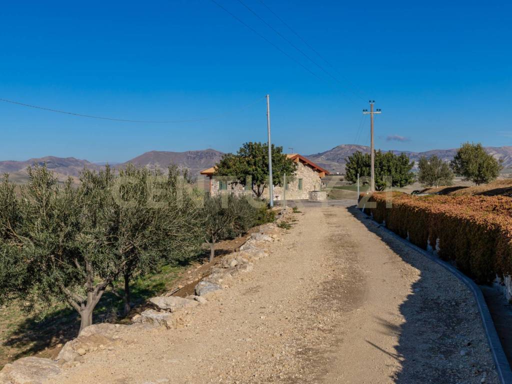 Casa con terreno Catenanuova (13).jpg