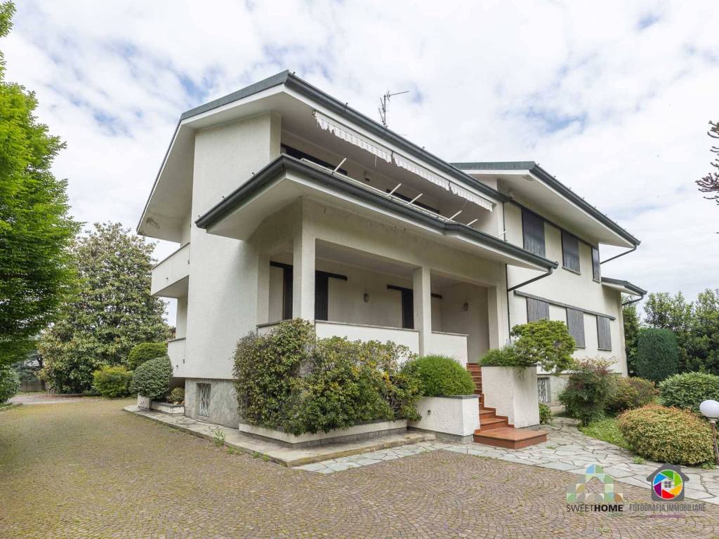 Sale Two-family villa in via Meredo 24 Seregno. Good condition, parking ...