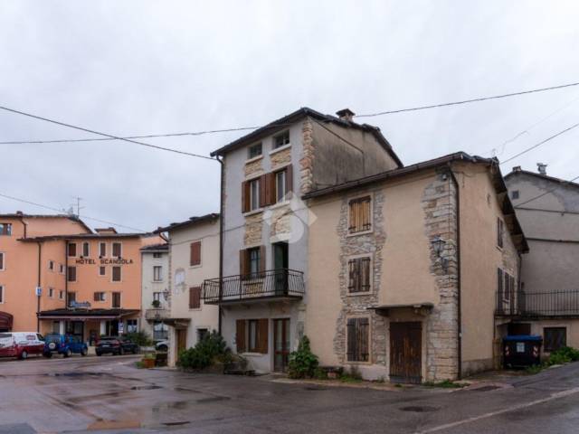 Piazza V Corti, Corbiolo