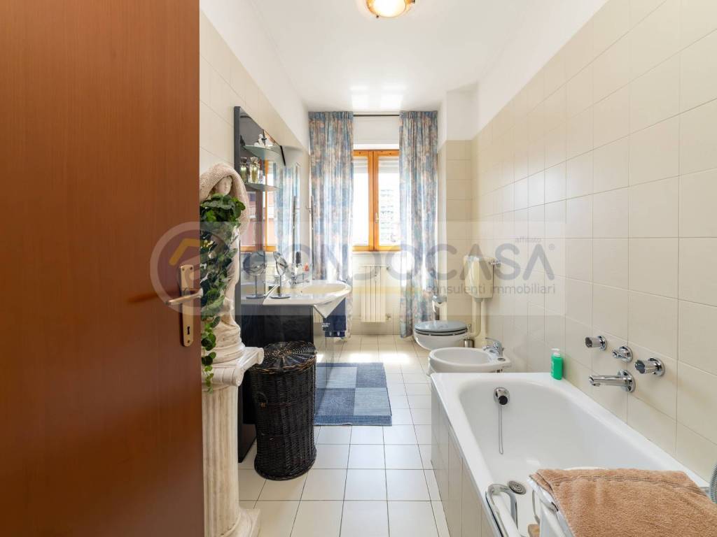 Bagno finestrato principale