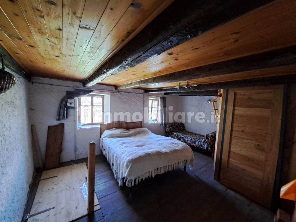 Camera da letto con vano scala chiuso