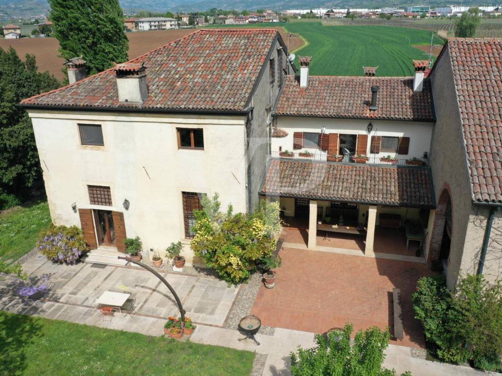 ContryHouse