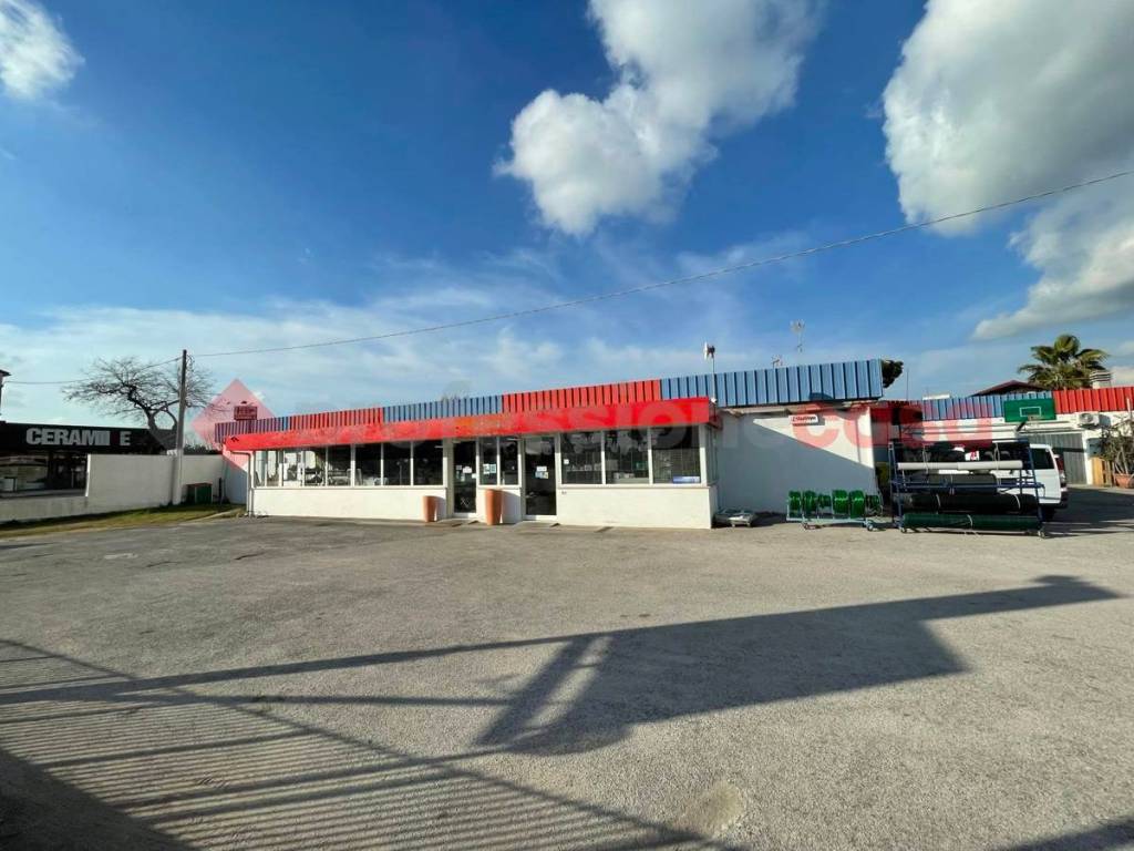 Locale commerciale via pontina , 105, terracina