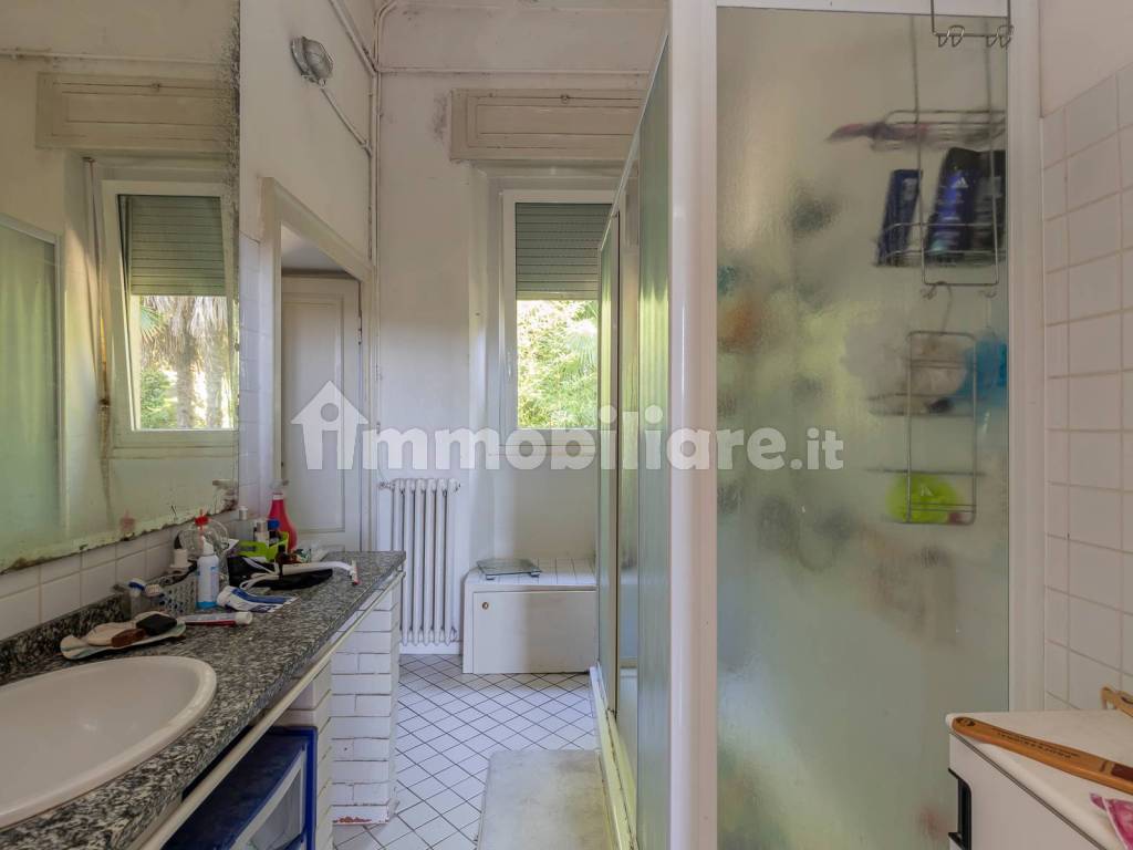Villa in vendita Varese - bagno 1° piano
