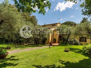 Villa signorile con terreno e piscina vicino Lucca