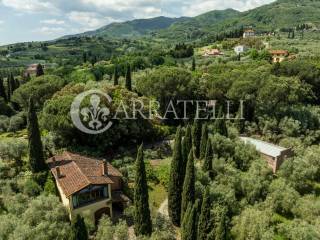 Villa signorile con terreno e piscina vicino Lucca