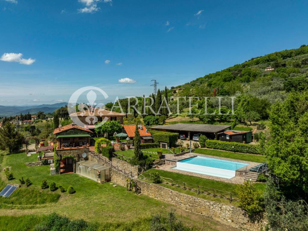 Tenuta con agriturismo e piscina vicino a Firenze