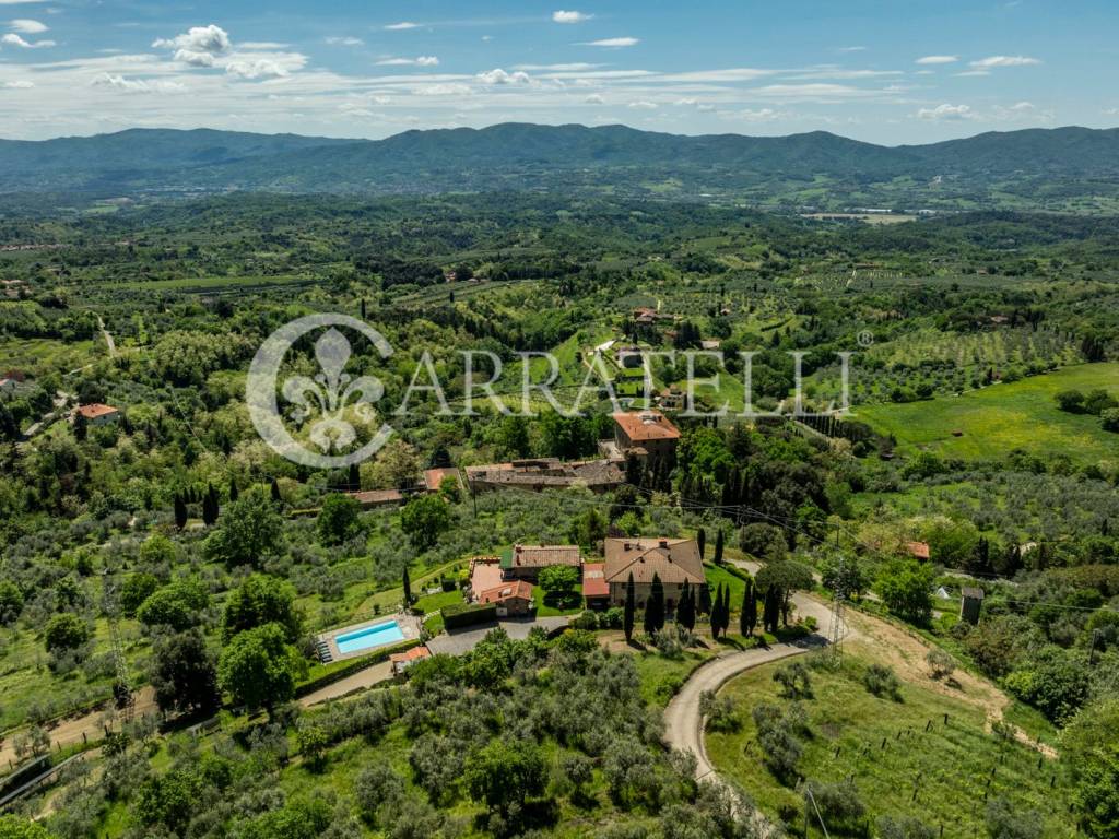 Tenuta con agriturismo e piscina vicino a Firenze