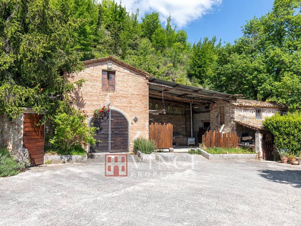 Casale con annesso e terreno agricolo