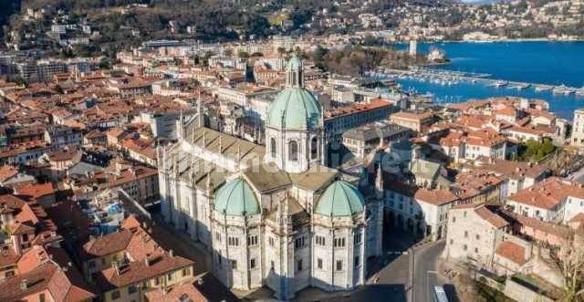 Vista dall'alto su Duomo di Como