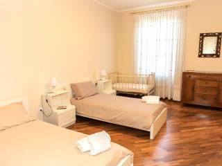 cameretta con 2 letti singoli e culla