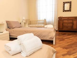 cameretta con 2 letti singoli e culla