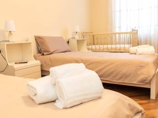 cameretta con 2 letti singoli e culla