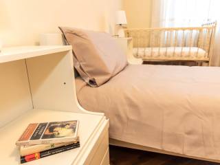 cameretta con 2 letti singoli e culla