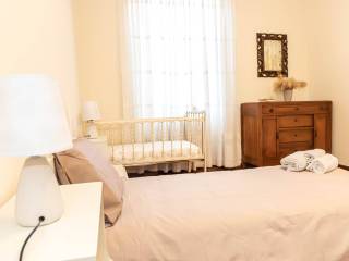 cameretta con 2 letti singoli e culla