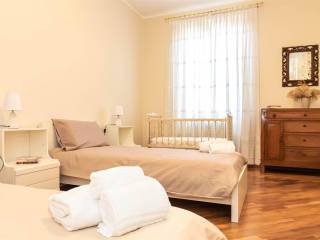 cameretta con 2 letti singoli e culla