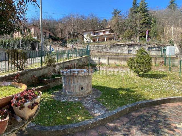 Foto giardino con pozzo di proprietà