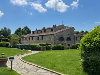 TERRATETTO CON PARCO E PISCINA CORTONA