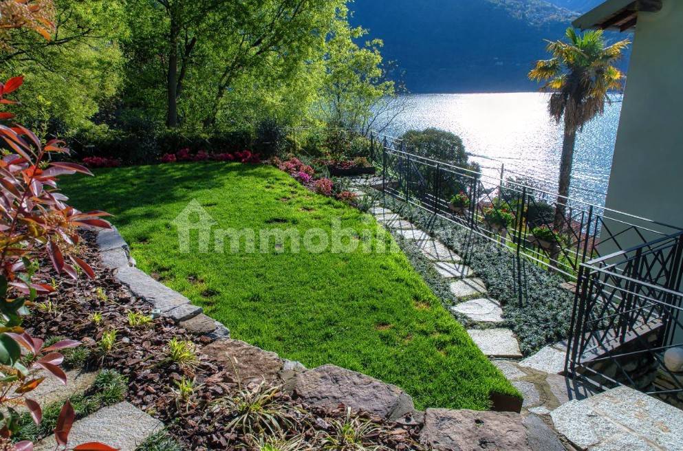 Casa con giardino e vista lago