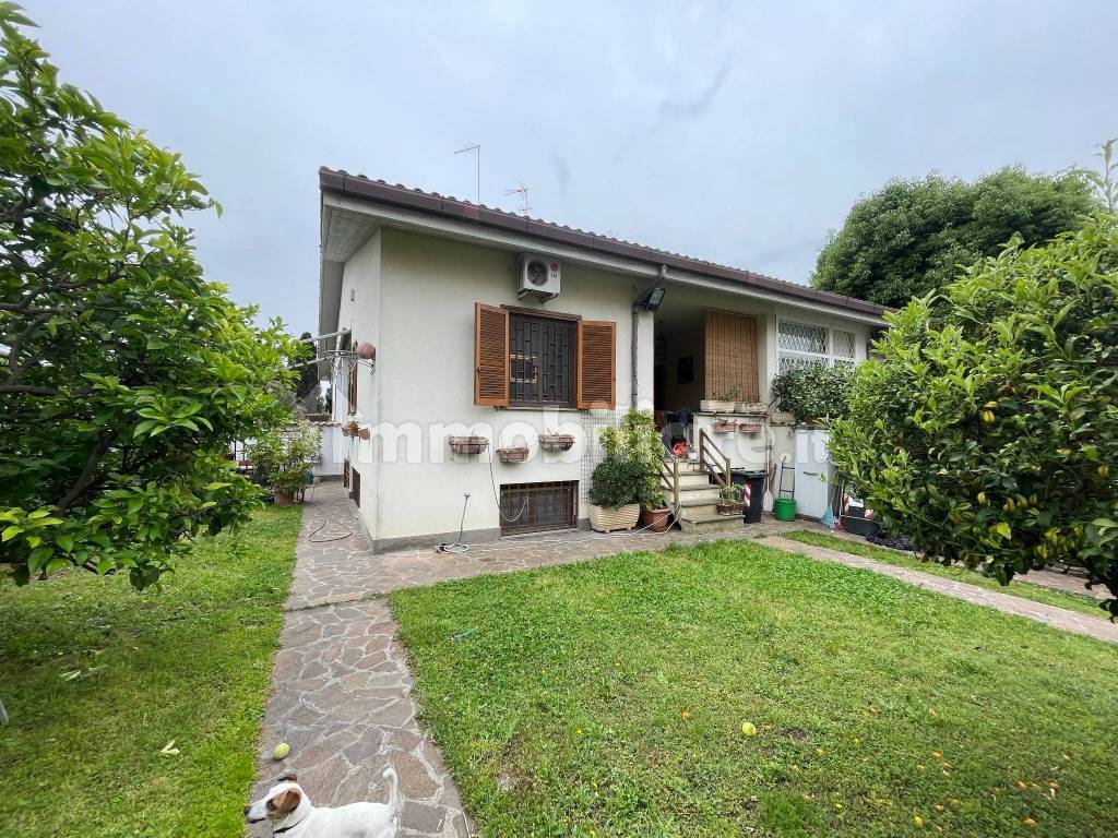 Villa plurifamiliare via Padre Perilli 85, Casal Palocco, Roma