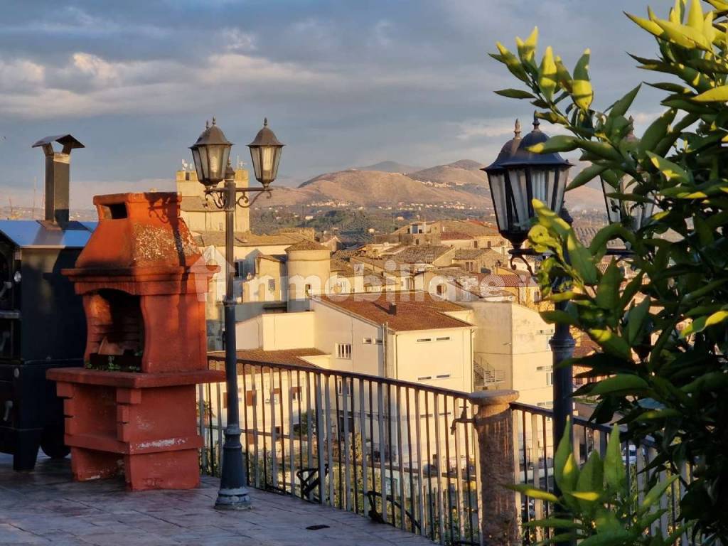 scorcio del paese dal giardino