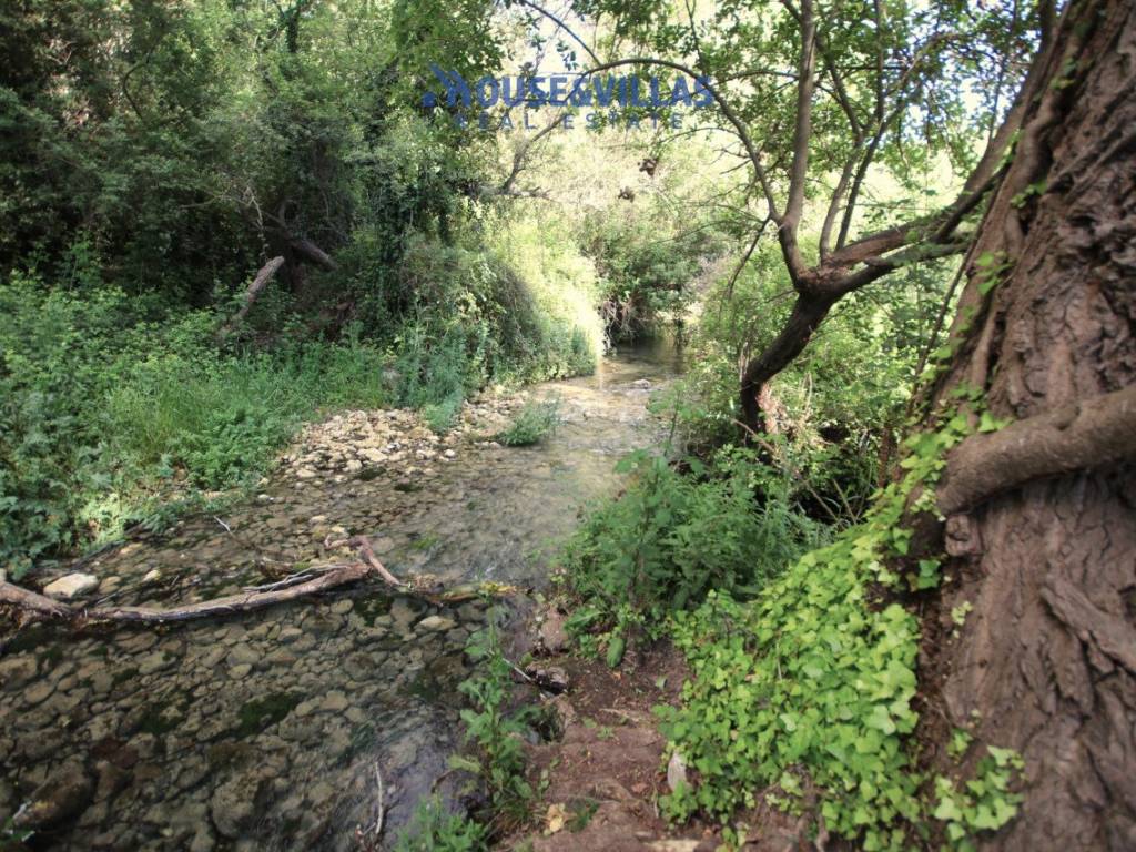 proprieta attraversata dal fiume a noto 15