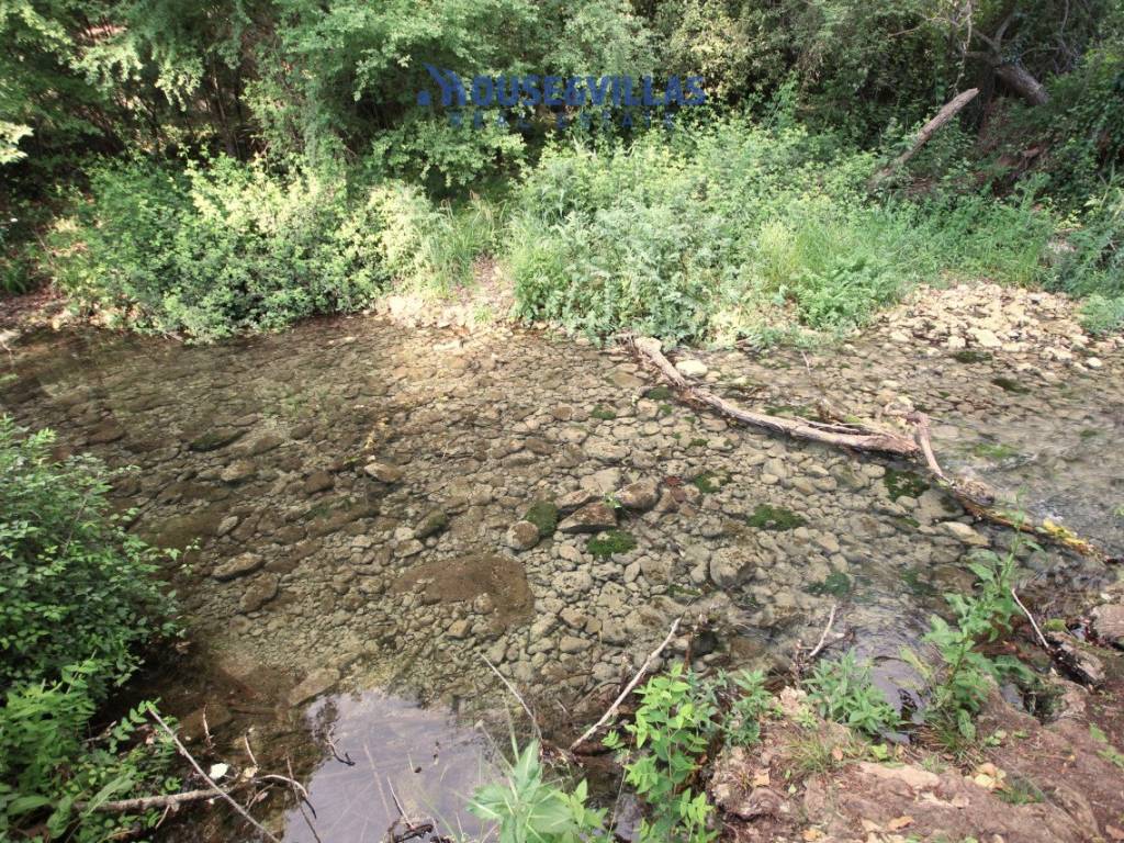 proprieta attraversata dal fiume a noto 14