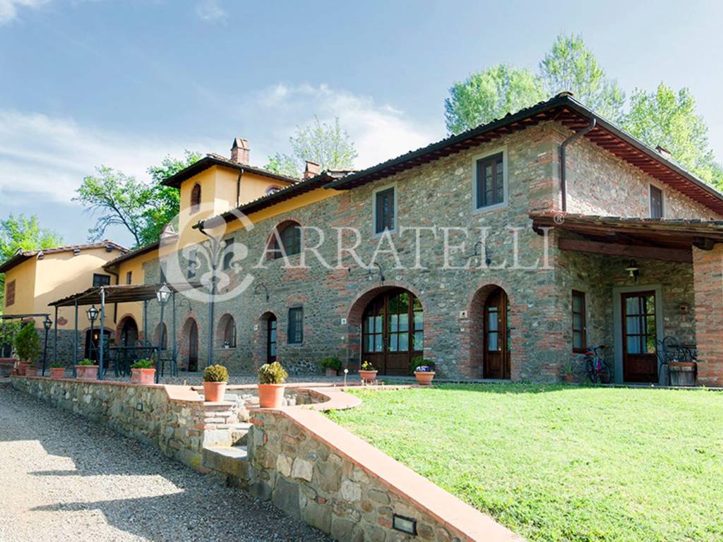 Tenuta con ricettivo vigneto e oliveto a Reggello