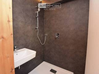 9 AUR1362-3 Shower room web