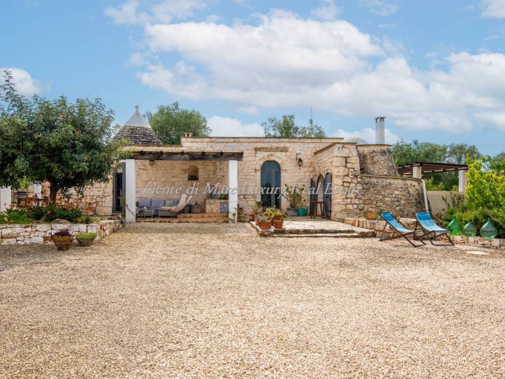 Trullo and lamia with pool