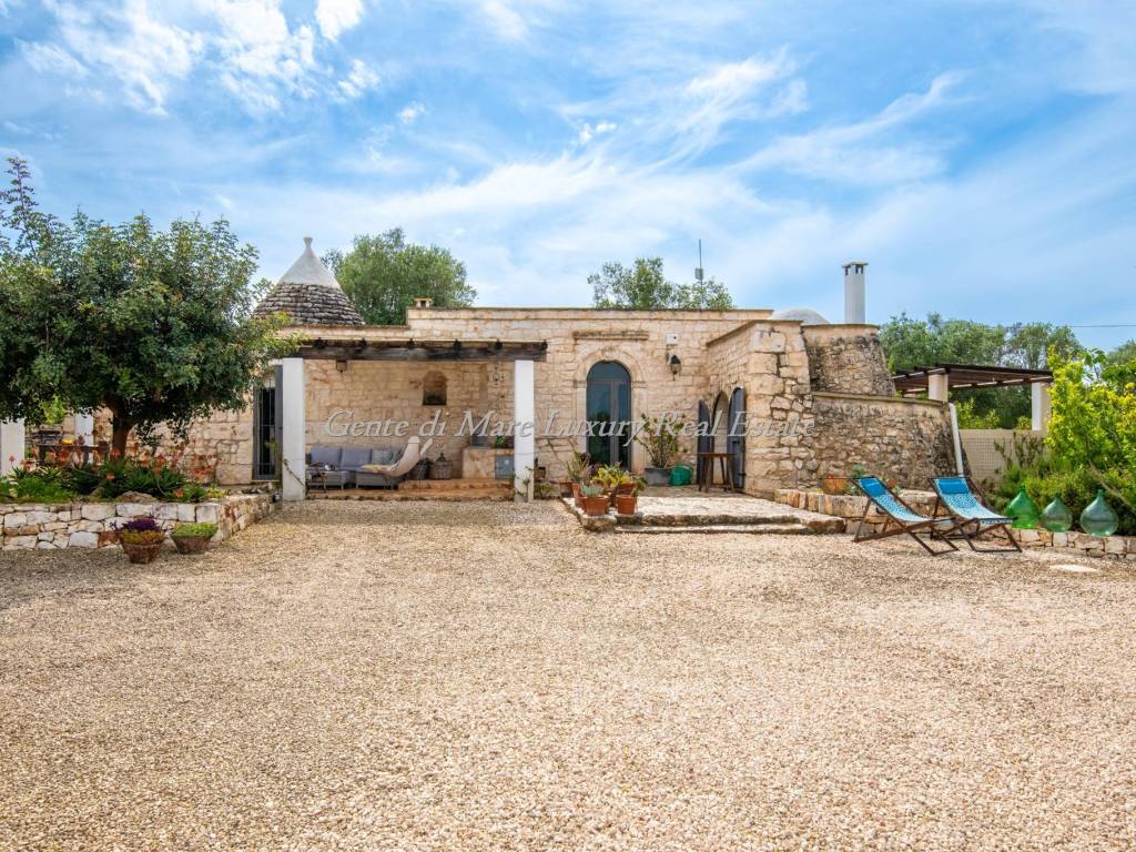 Trullo and lamia with pool