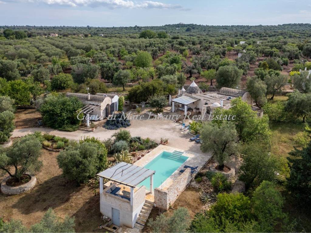 Trullo and lamia with pool