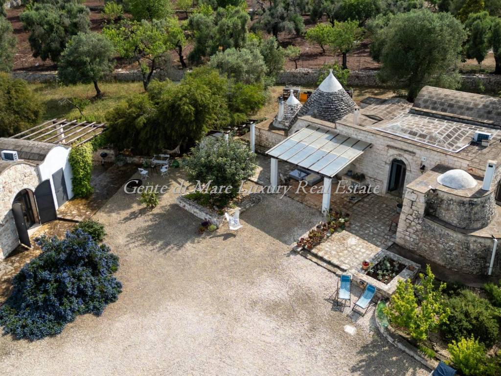 Trullo and lamia with pool