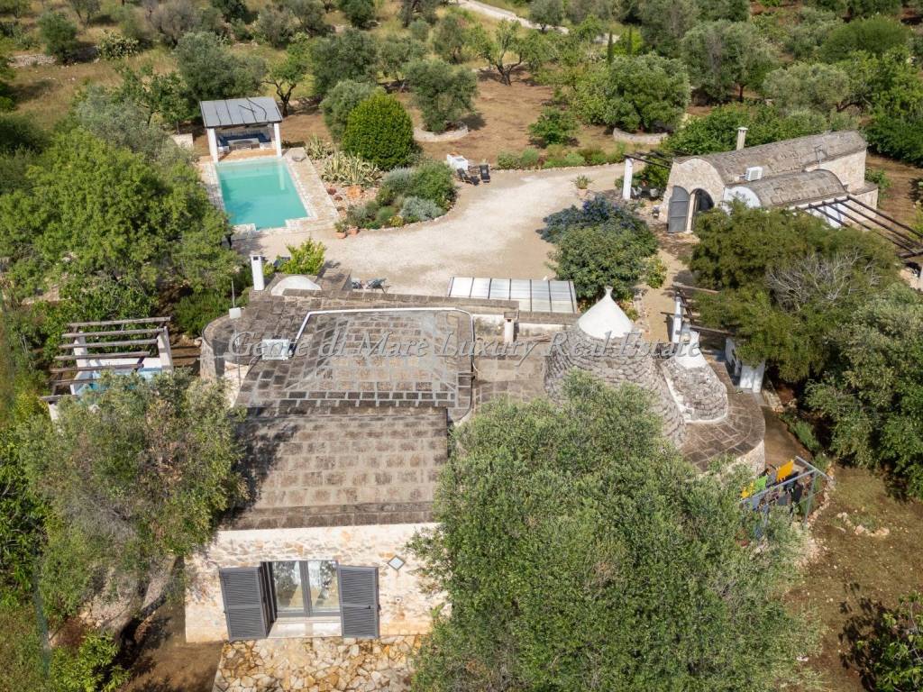 Trullo and lamia with pool