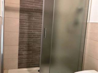 bagno con box doccia vicino a bagno turco