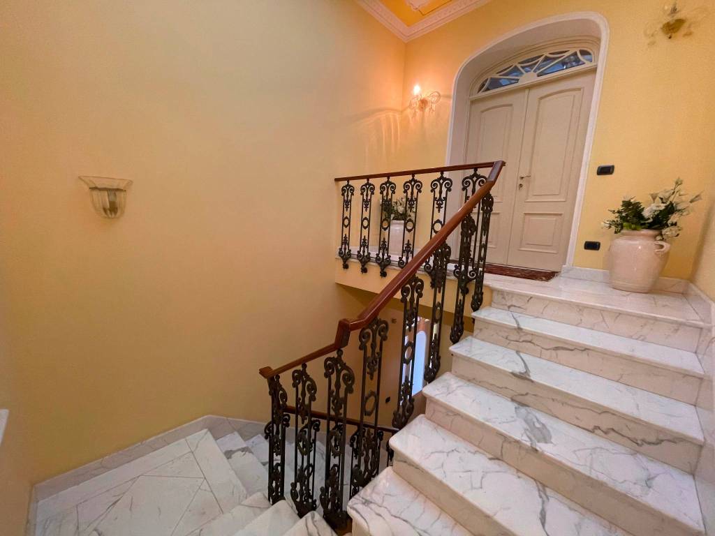 SCALA IN MARMO CARRARA