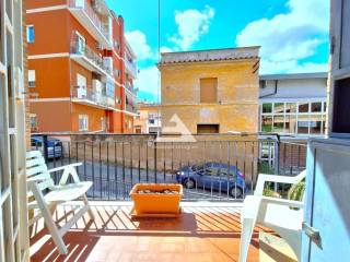 cucina abitabile con balcone