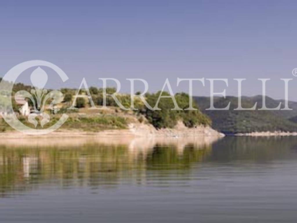 Meraviglioso casale sul Lago di Corbara 2.jpg
