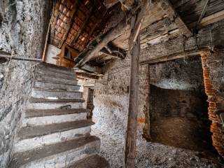 Scala in sasso di accesso al piano superiore